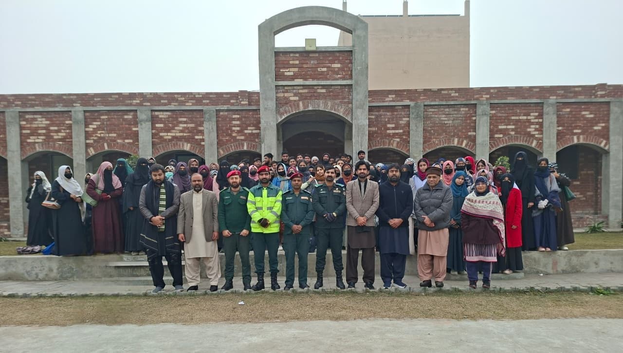 Rescue 1122 trainers with ISSA students and faculty in front of the campus building